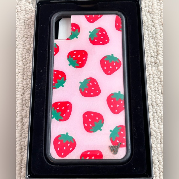 Strawberry Wildflower Case iPhone XR - Picture 1 of 3